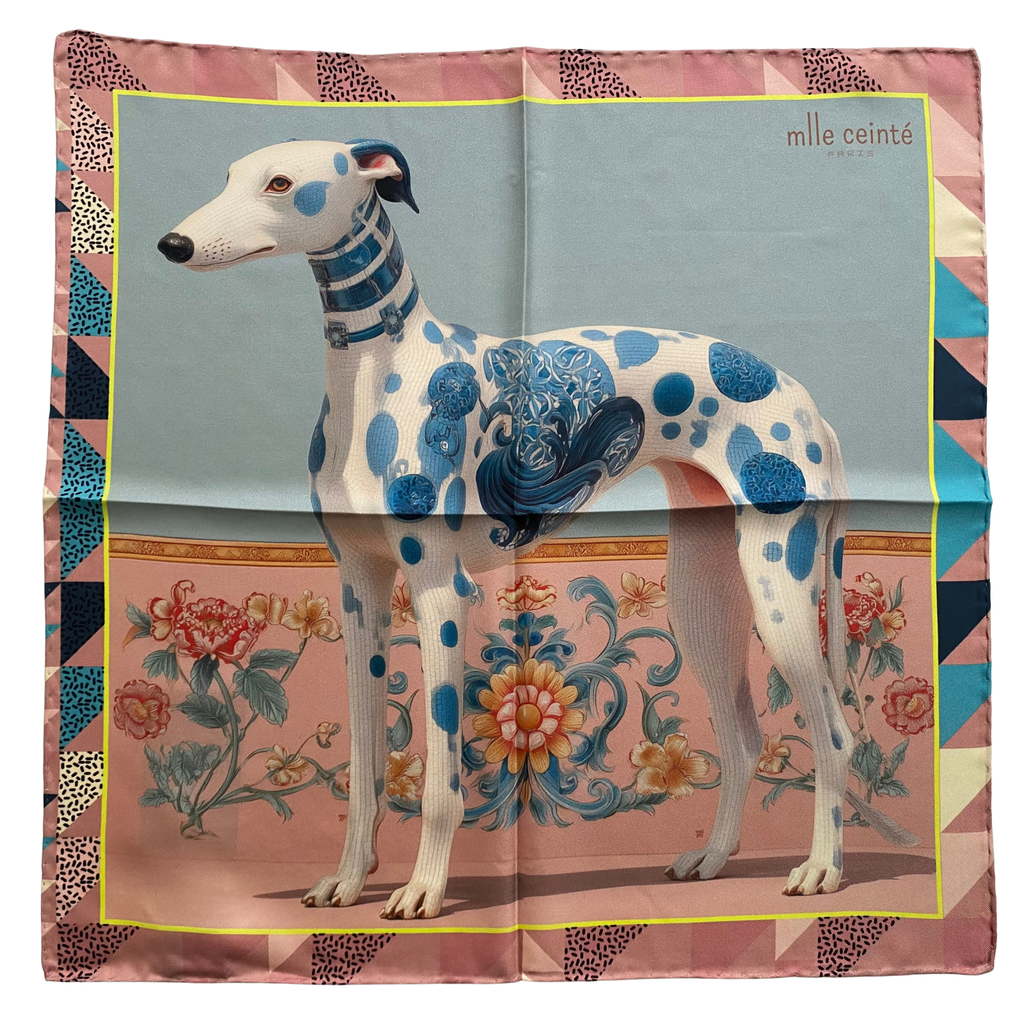 Mlle Ceinté Paris ipek eşarp, merkezde mavi beyaz porselen desenli aristokrat tazı figürü, pastel pembe zemin üzerinde romantik çiçekler ve neon yeşil şeritli lüks şal.
Mlle Ceinté Paris silk scarf, central aristocratic hound figure with blue and white porcelain pattern, surrounded by romantic flowers on a powder pink background with neon green border.
