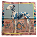 Mlle Ceinté Paris ipek eşarp, merkezde mavi beyaz porselen desenli aristokrat tazı figürü, pastel pembe zemin üzerinde romantik çiçekler ve neon yeşil şeritli lüks şal.
Mlle Ceinté Paris silk scarf, central aristocratic hound figure with blue and white porcelain pattern, surrounded by romantic flowers on a powder pink background with neon green border.